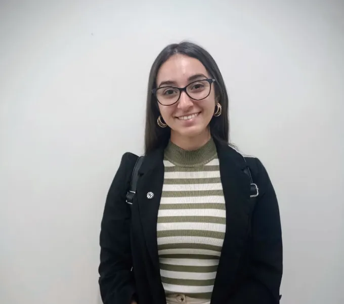  Retrato de Tábata Briones Becerra, mujer sonriente representando a una ingeniera de Sandvik.