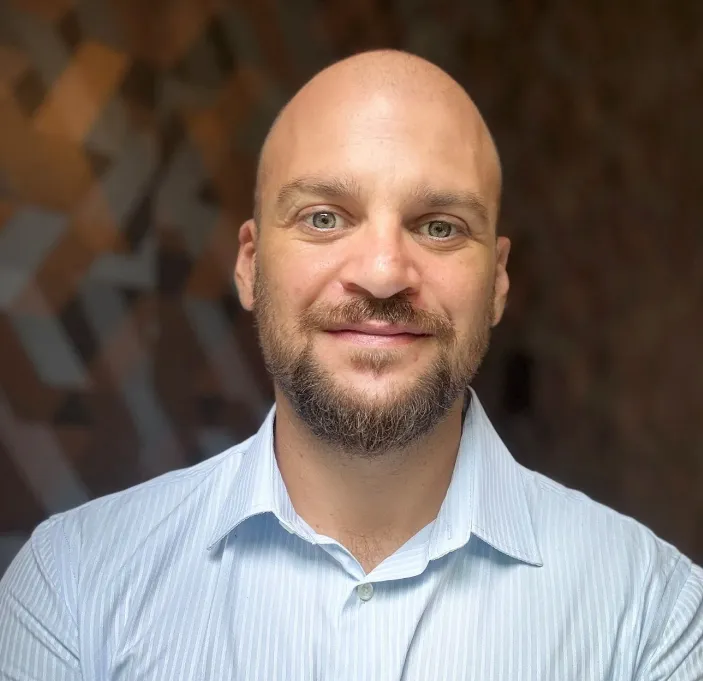 Retrato de Matías Vargas, hombre sonriente en un entorno de oficina, representando al director de VialMiner.