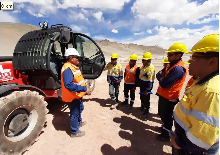 Grupo de trabajadores recibiendo instrucción teórica sobre seguridad y operación de maquinaria minera