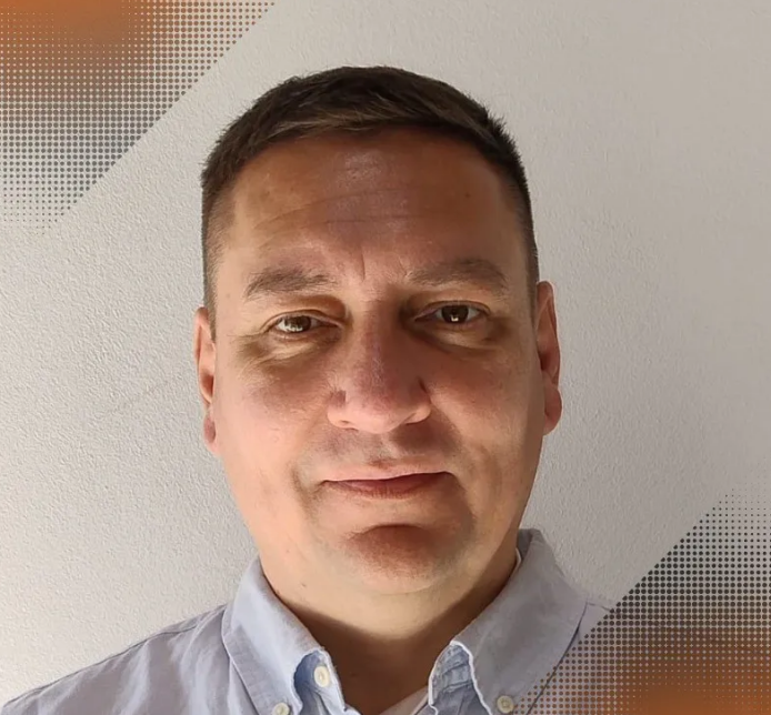 Retrato del Lic. Gerardo Gastón Olibano, experto en desarrollo de negocios y sinergias industriales en Mendoza.