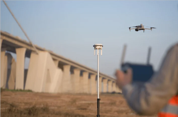 Dron industrial de rotor múltiple sobrevolando una faena minera para el monitoreo ambiental y la seguridad