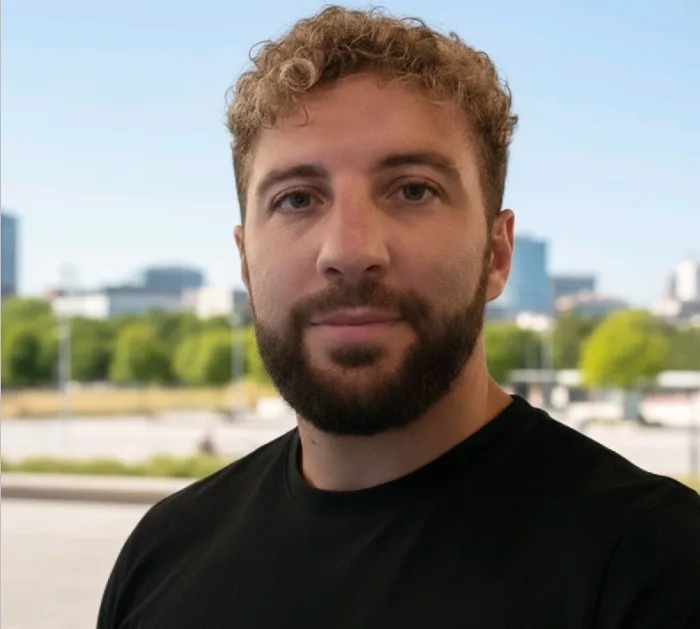 Primer plano de Martín García Georgel, gestor de Suma Drones Argentina, experto en drones minería seguridad eficiencia.