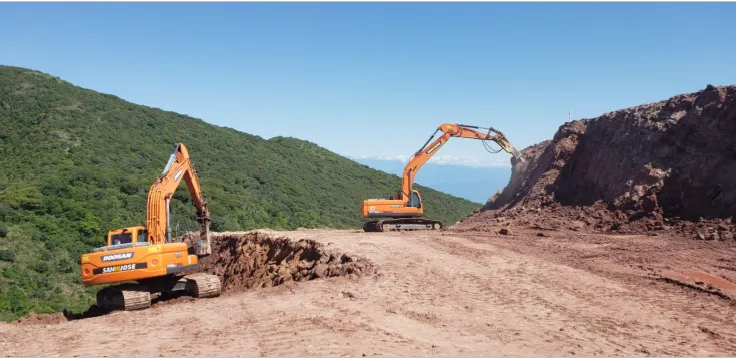 Mineros trabajando en la mina Martín Bronce en Jujuy, con maquinaria y mineral de cobre visible.