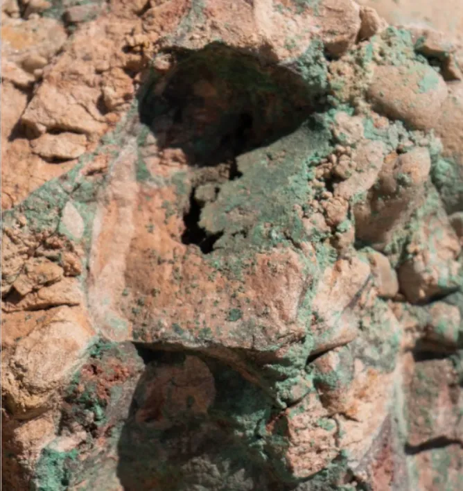 Primer plano de rocas con vetas de cobre de color verde y azul, provenientes de la mina Martín Bronce.
