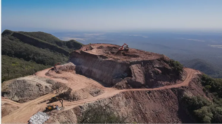 Operarios mineros realizando trabajos de extracción manual de mineral de cobre en la mina Martín Bronce.
