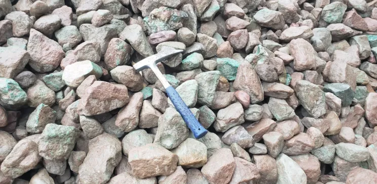 Montón de mineral de cobre en bruto apilado al aire libre en la mina jujeña