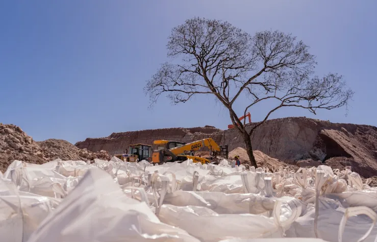 Sacos de mineral de cobre embolsado apilados, listos para ser transportados y exportados desde la mina Martín Bronce.
