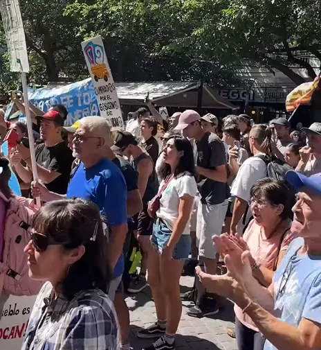 Manifestación con pancartas y personas protestando frente a un edificio público en Mendoza, oponiéndose al proyecto minero.