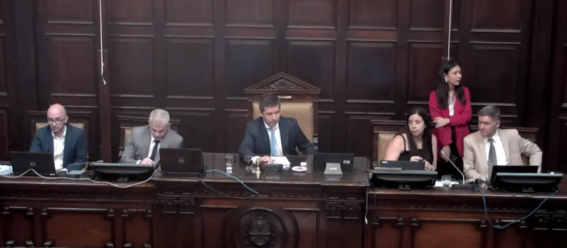 Mesa de autoridades en sesión legislativa en Mendoza, con diputados debatiendo sobre minería.