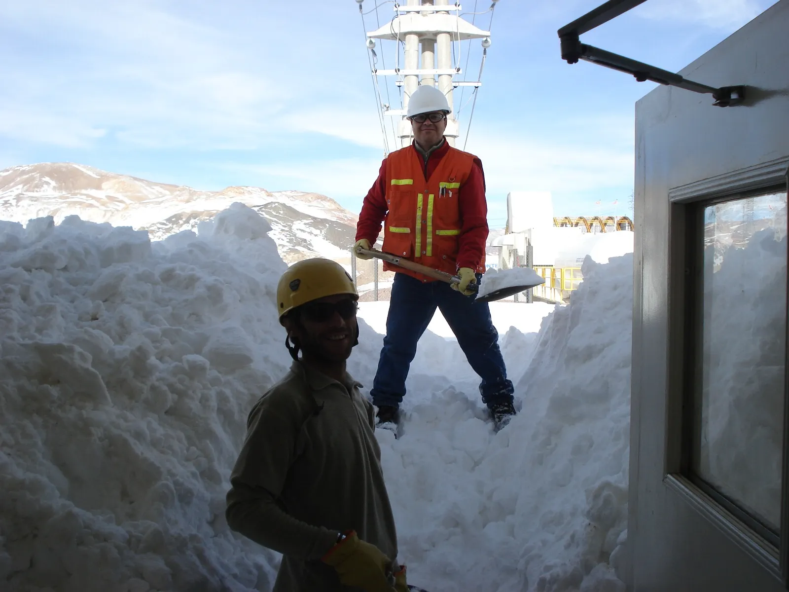 Marcelo Terzi junto a colega en campamento de alta montaña en Veladero.