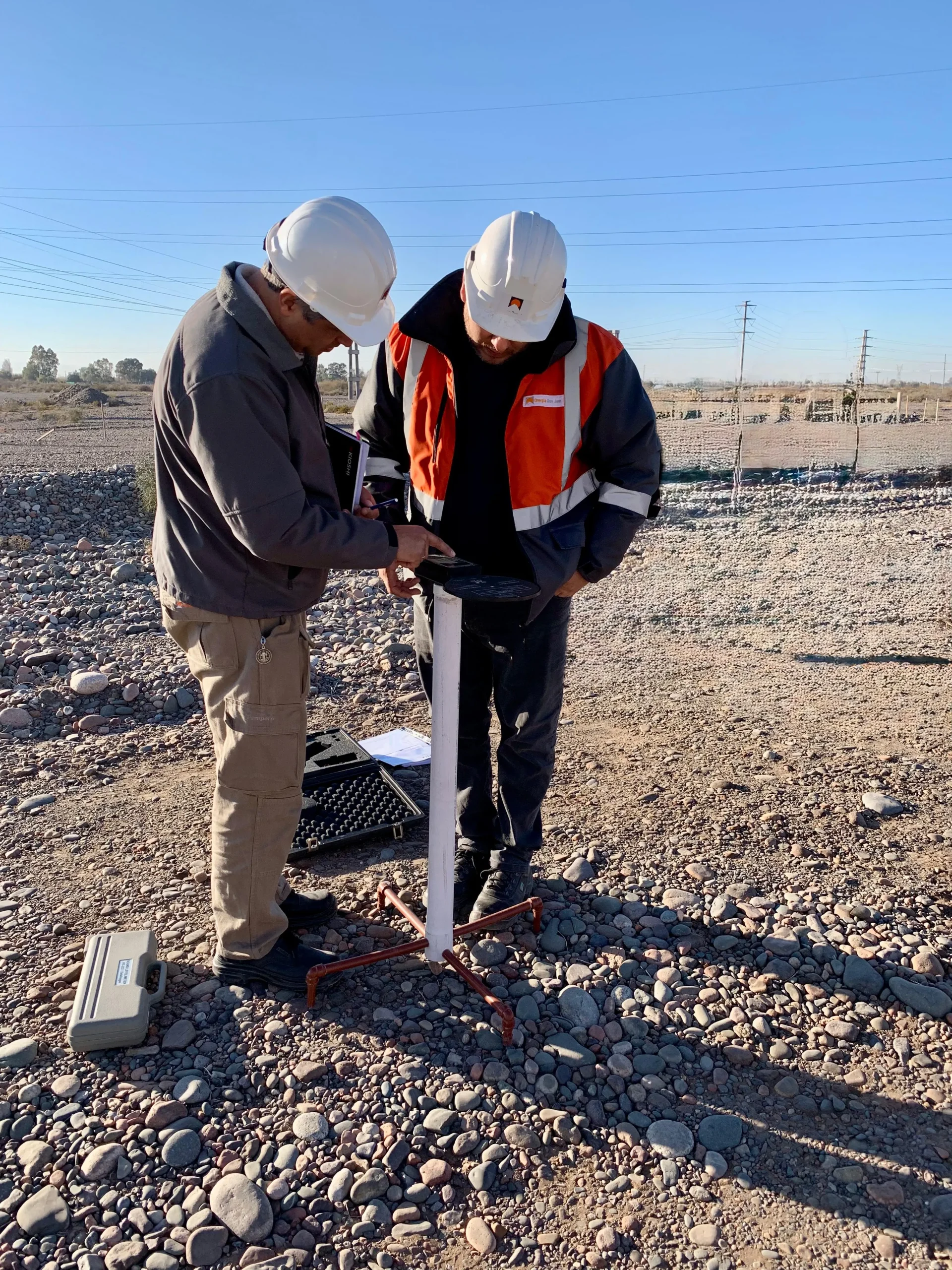Horacio Hidalgo midiendo parámetros ambientales en Estación Transformadora y línea de alta tensión