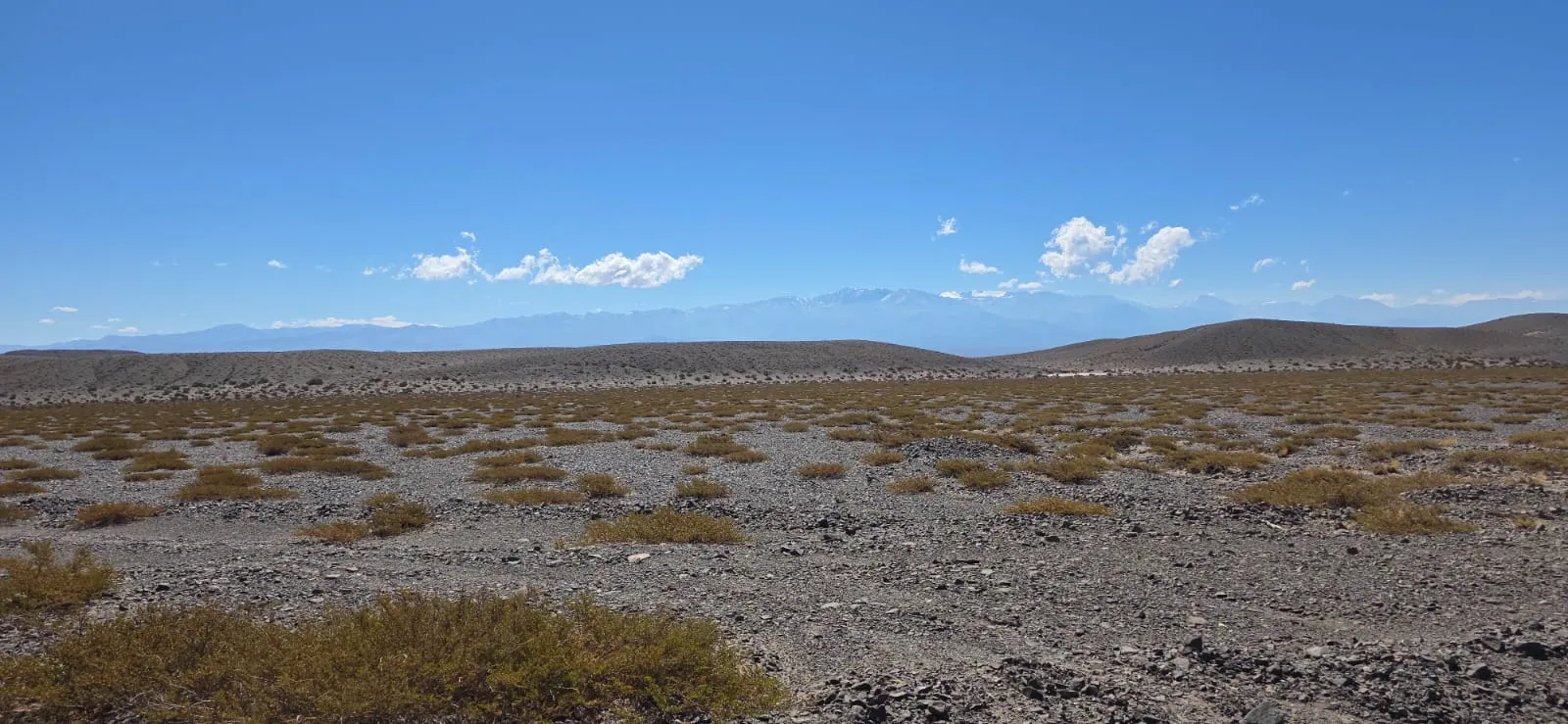 Vista del terreno llano en la traza de la ruta El Puntudo, beneficioso para camiones mineros cargados de Hualilán a Casposo.