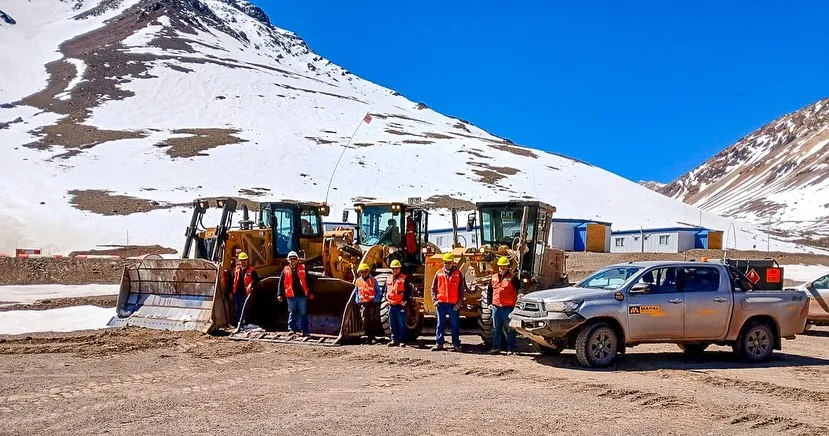 Trabajadores operando en el proyecto minero Los Azules en una imagen de archivo.