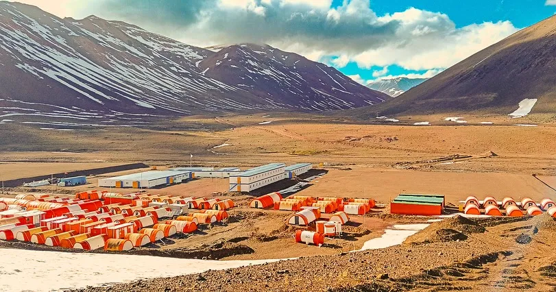 Proyecto minero Los Azules. Zona de explotación de cobre impactada por las Veranadas Chile negocio minero.