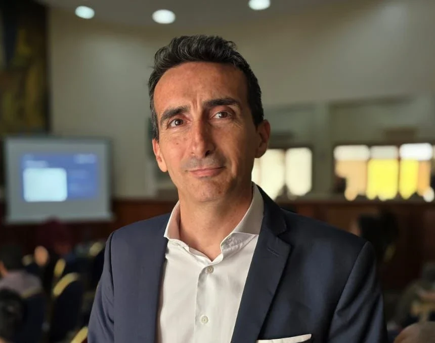 Retrato del Lic. Maximiliano Moreno, especialista en Higiene y Seguridad, profesor del DIM-UNSJ, promoviendo la jornada de seguridad en minería.