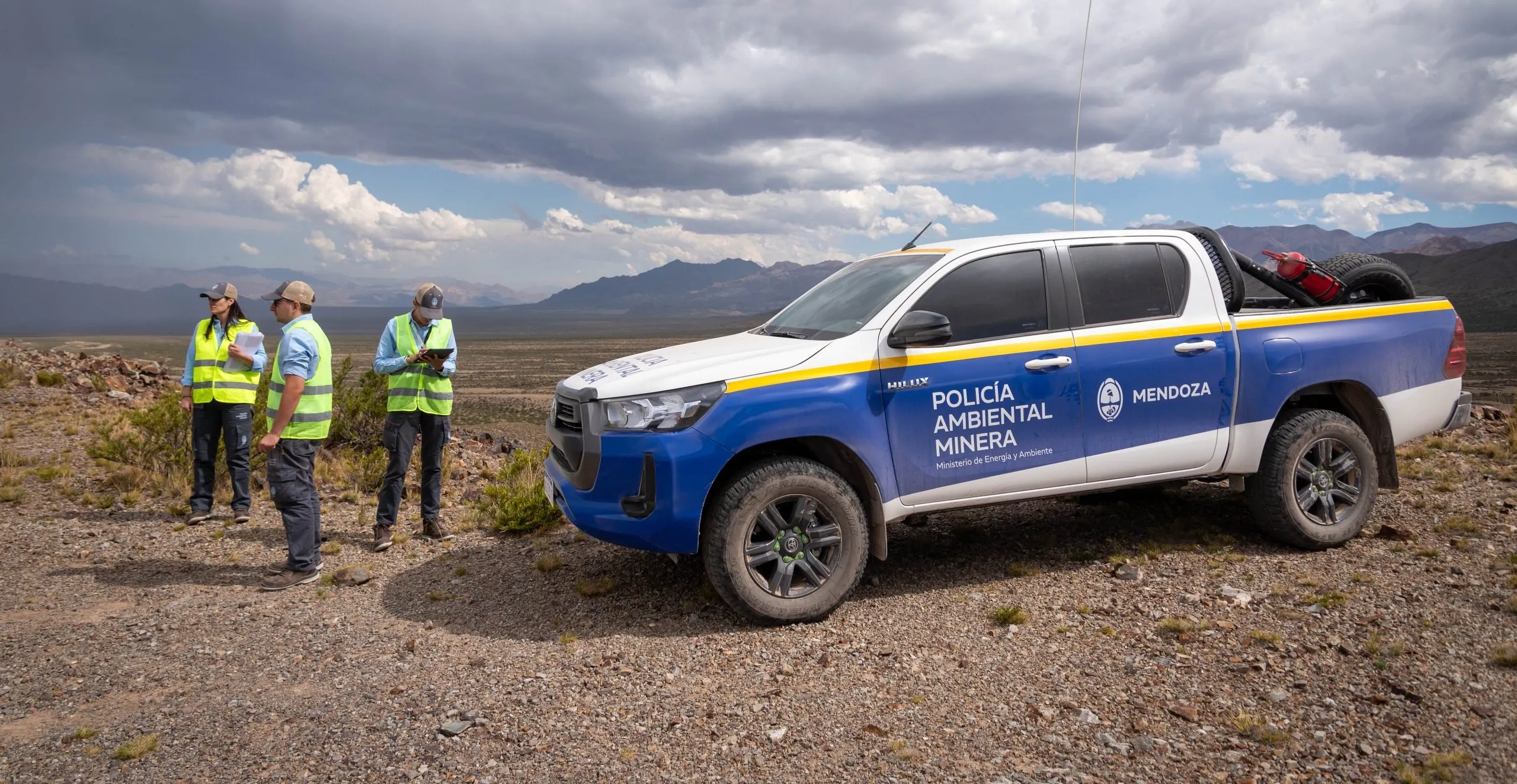 Miembros de la Policía Ambiental Minera (PAM) realizando inspección para el control ambiental en la minería de Mendoza.