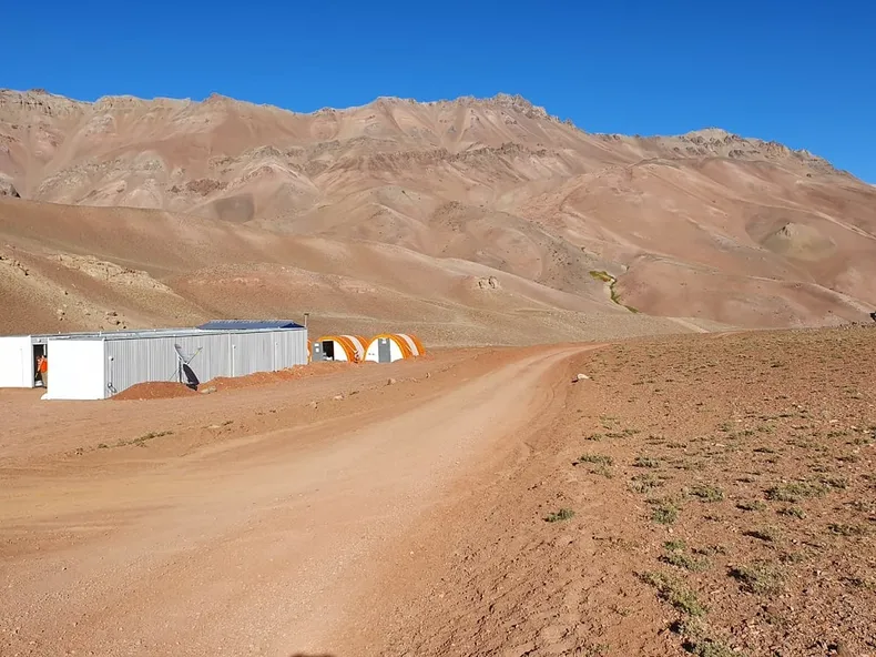 Paisaje montañoso de la zona de Rincones de Araya en Calingasta, San Juan, donde se ubican las concesiones mineras.