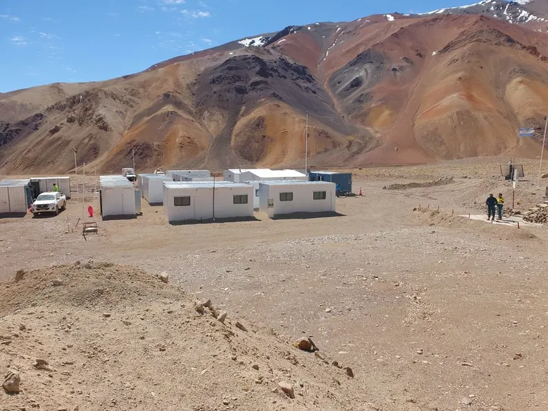 Imágenes de un campamento minero de Fortescue en Rincones de Araya, San Juan, con tiendas, vehículos y alguna infraestructura básica.