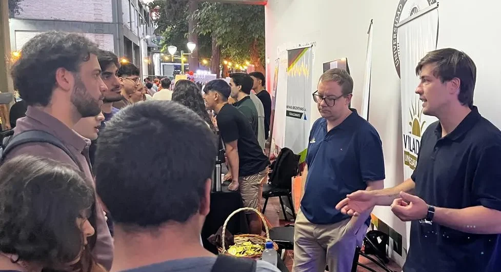 Stand de Veladero atrayendo al público con simulacros de monedas de oro.