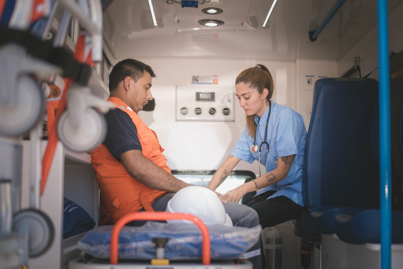 Estudios preocupacionales para minería. Equipo médico realizando un examen de visión a un paciente 