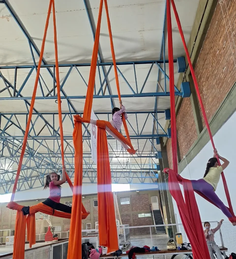 tres alumnas realizando acrobacia aérea en Barreal. Glencore Pachón acrobacia aerea.