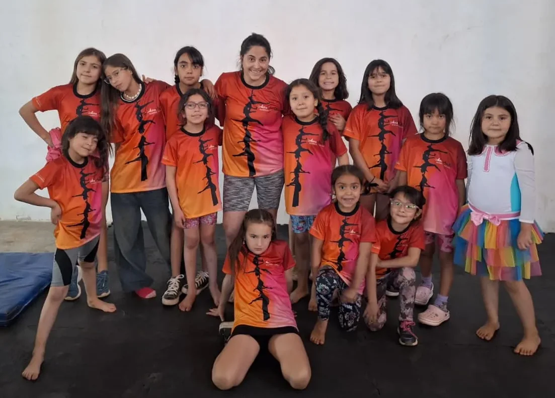 Mariana Femenía con alumnas de acrobacia aérea en Barreal. Glencore Pachón acrobacia aerea