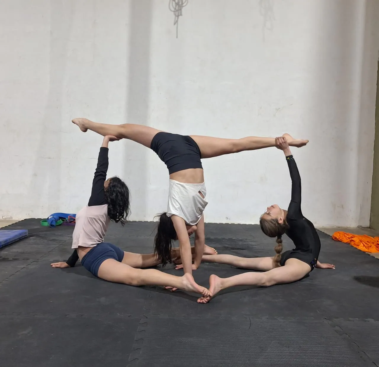Glencore Pachón acrobacia aerea. tres alumnas realizando acrobacia aérea en Barreal.