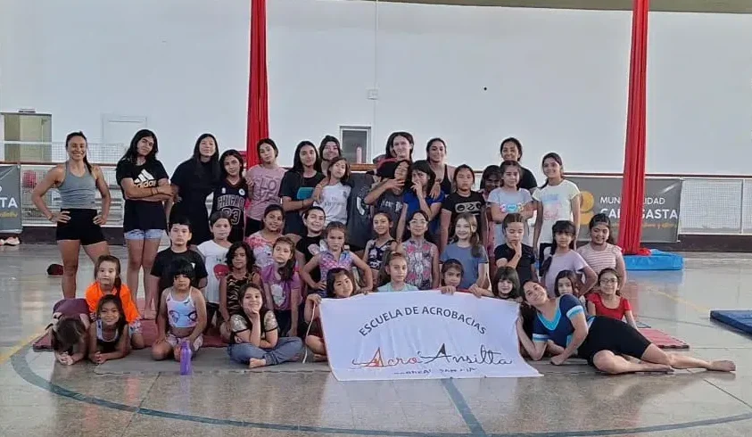 grupo de chicas practicando acrobacia aérea en Barreal