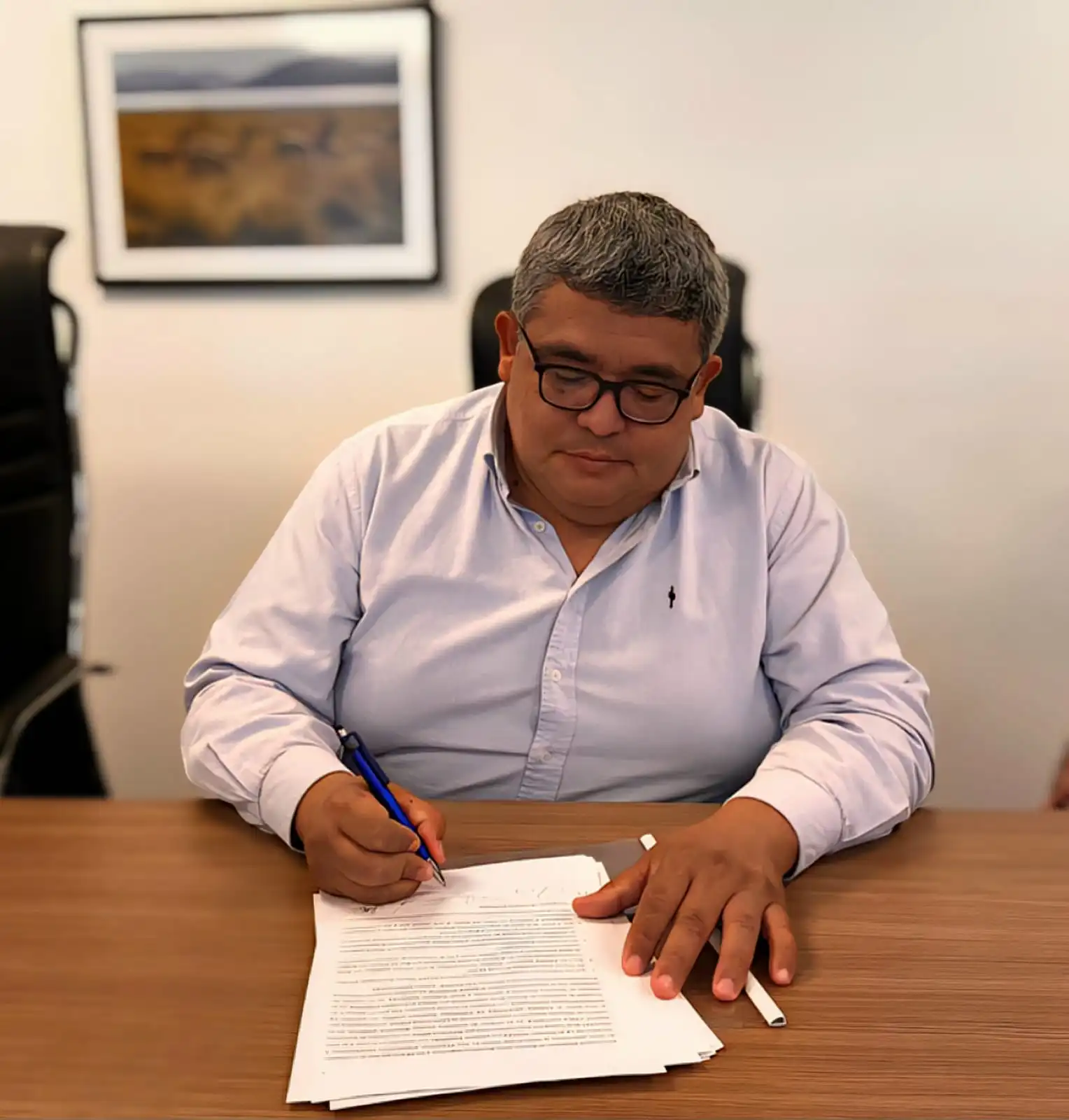 El secretario general de ASIJEMIN, Marcelo Mena rubricando el acuerdo.