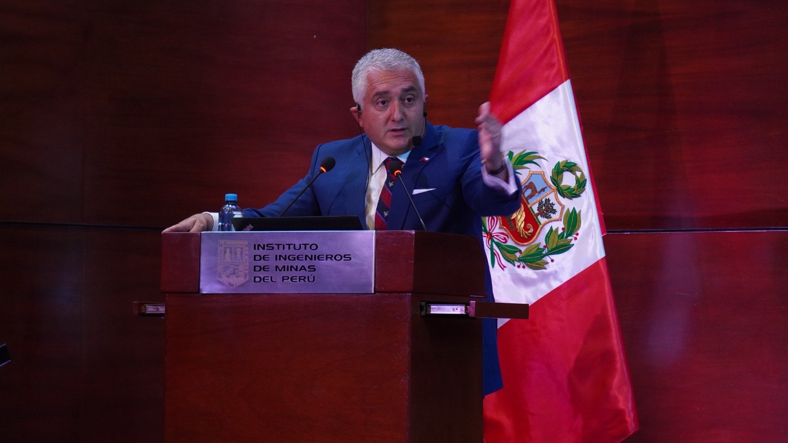 Retrato de Carlos Escaffi, fundador de Relaxiona Internacional, proponiendo la zona franca minera Chile-Perú.