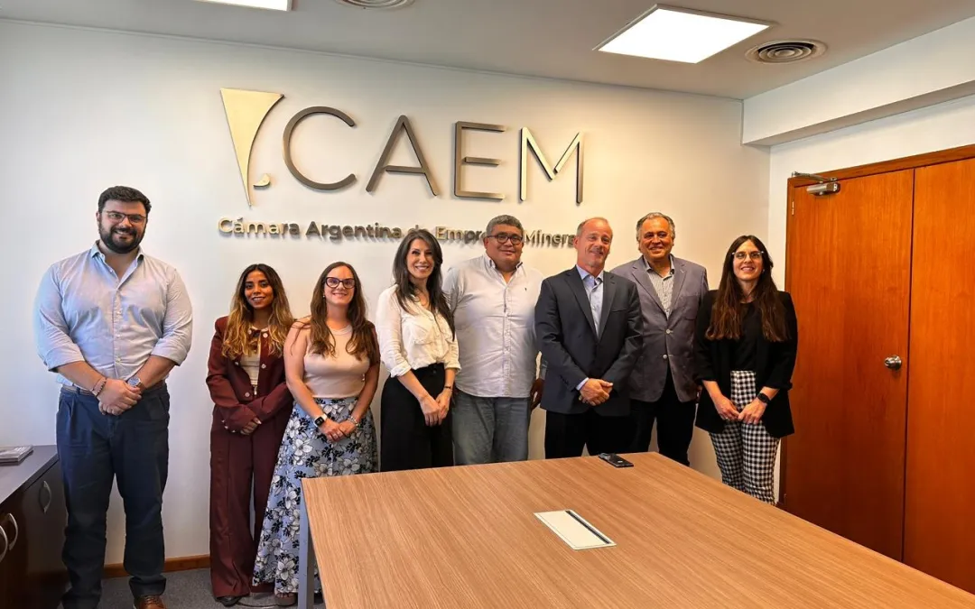 Representantes de CAEM y ASIJEMIN posando durante el histórico acuerdo.