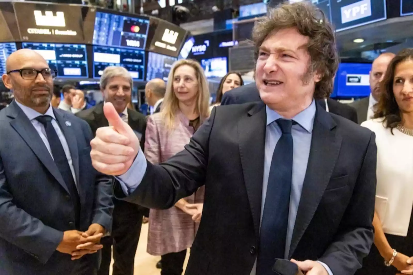 El presidente Javier Milei en un contexto gubernamental, simbolizando el apoyo político al desarrollo de la Minería Argentina.