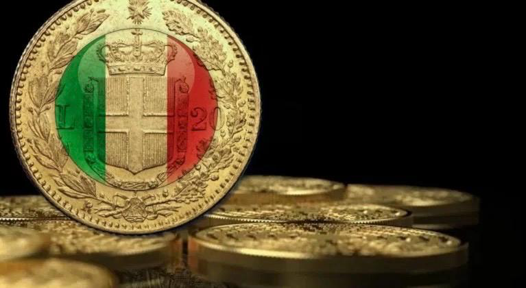 Monedas de oro apilados con la bandera de Italia de fondo representando la regularización de oro no declarado.