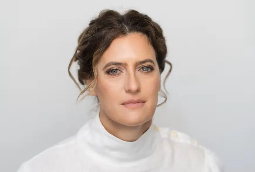 Retrato de la cineasta argentina Agustina Macri, directora de la película "Miss Carbón", con mirada atenta y reflexiva.