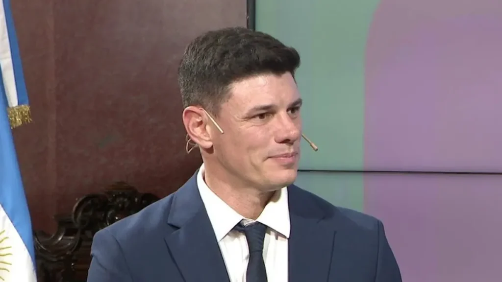 El senador Bruno Olivera expone su postura contra el aumento de regalías mineras en San Juan.