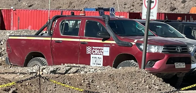 Camionetas mineras con patente chilena estacionadas en el campamento del proyecto Vicuña, San Juan
