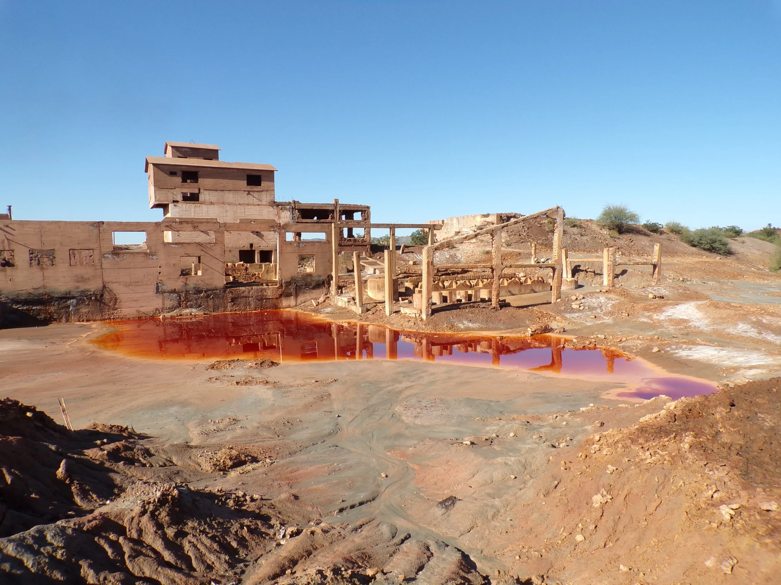 Vista de la antigua planta de extracción de oro con residuos mineros en Caucete.