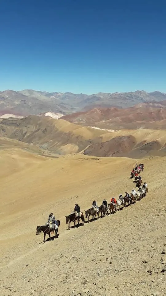 Expedición del Cruce de los Andes a caballo en la cordillera de San Juan.