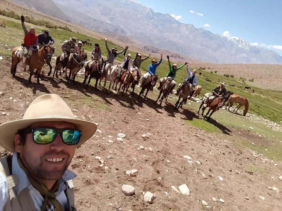 Ramón Ossa posando con un grupo de turistas durante una expedición en la montaña.