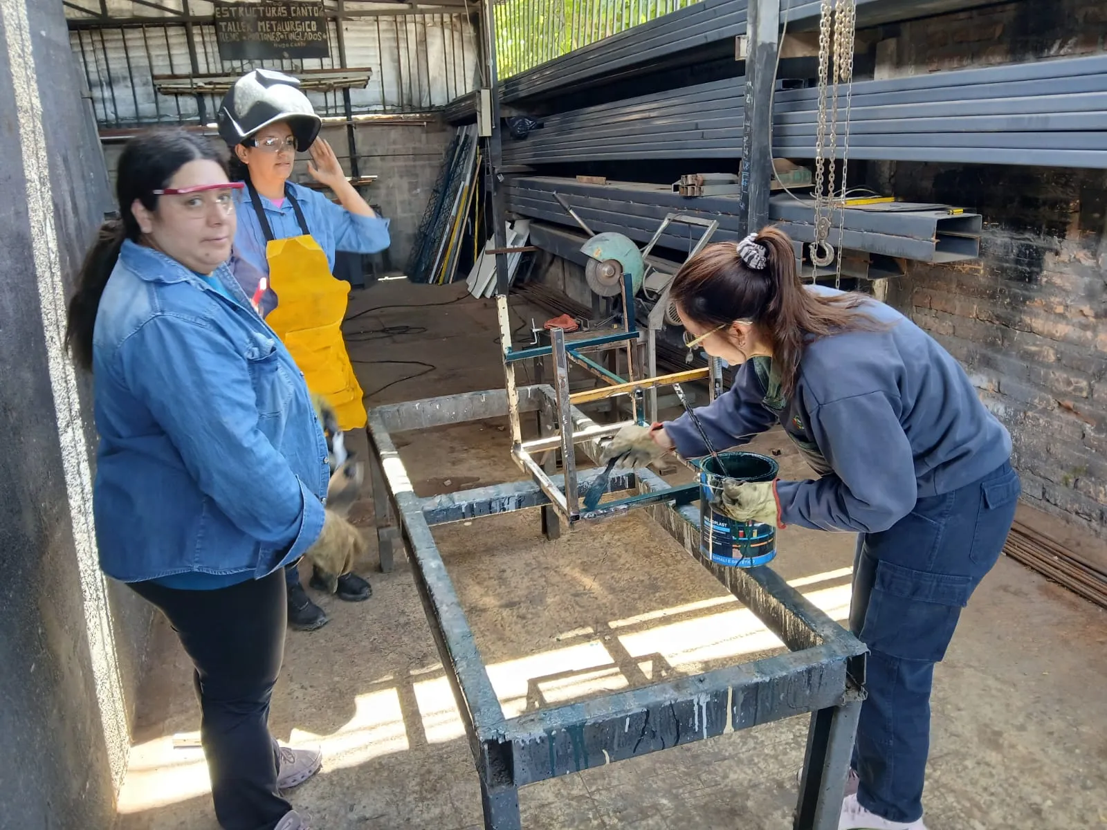 Taller de metalúrgica para mujeres San Juan: aprendices trabajando en colocación de portones..