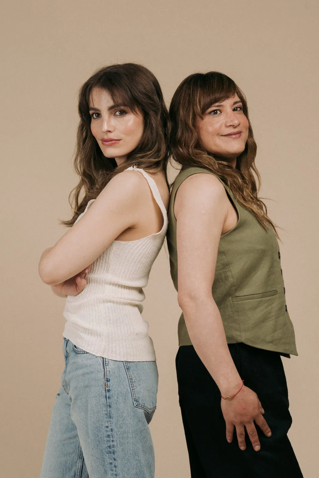 Lux Pascal y Carlita Antonella Rodríguez posando juntas, sonriendo y compartiendo un momento, en un contexto relacionado con la minería.