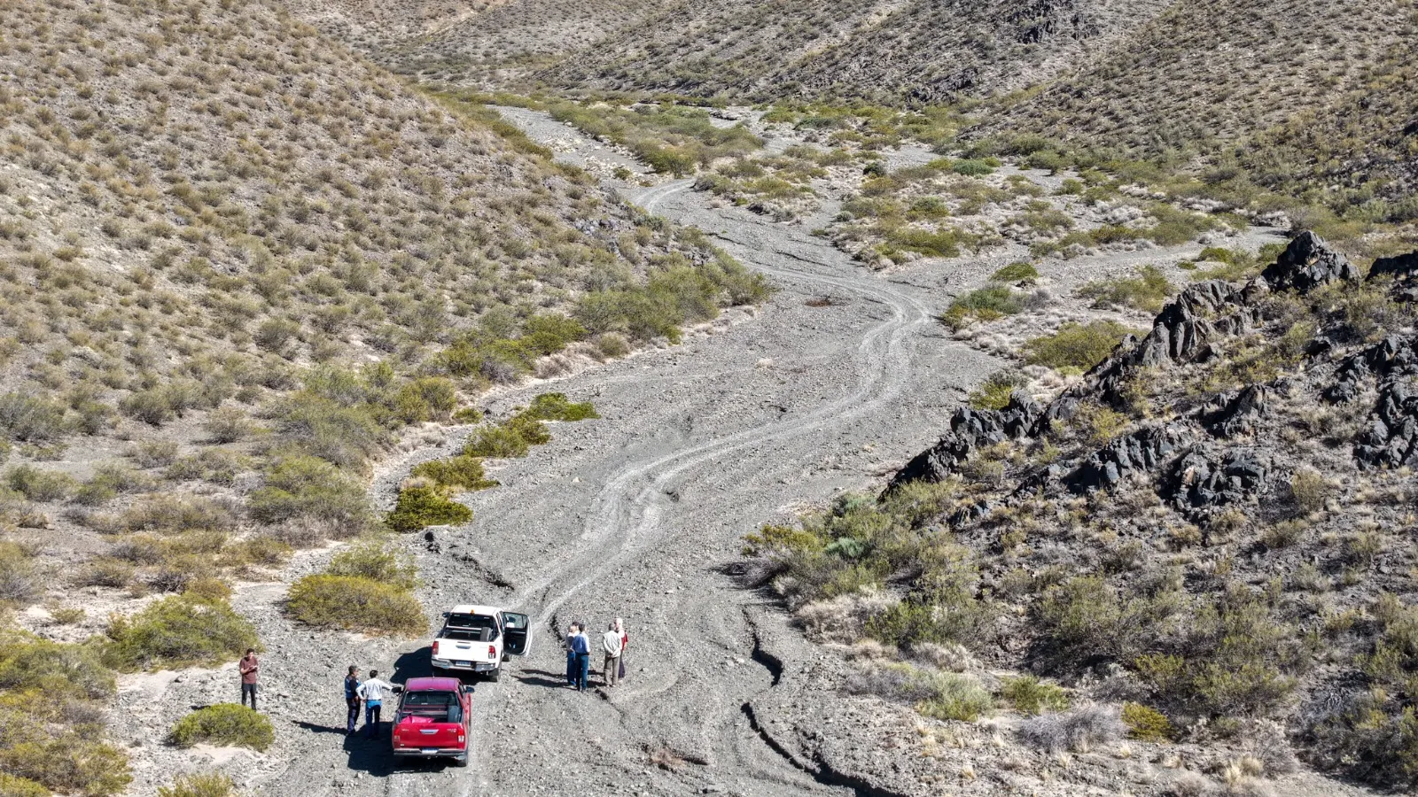 Funcionarios inspeccionando un camino rural en una zona montañosa, durante un recorrido técnico.