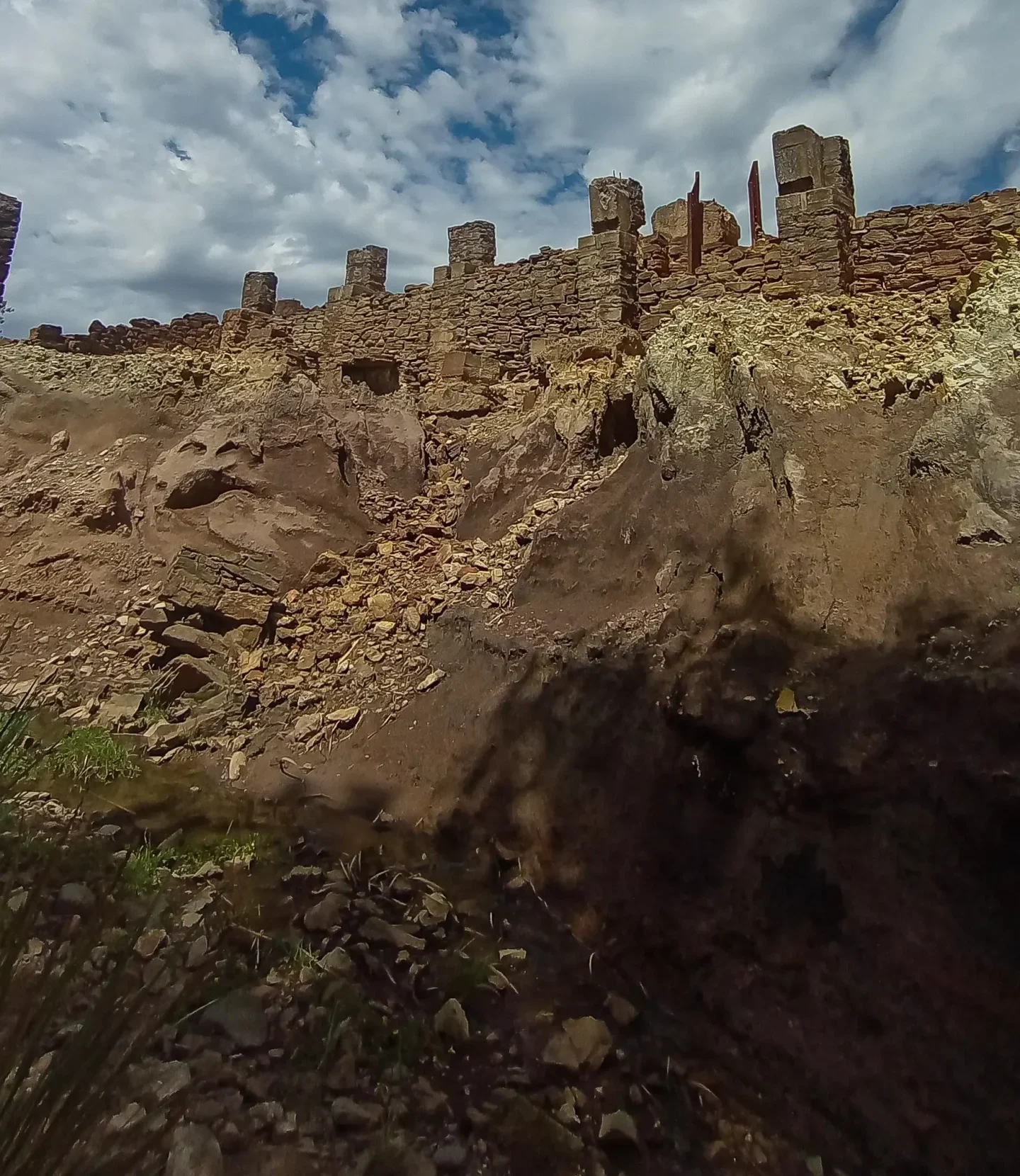 Relaves mineros con contenido de plomo en la Mina La Estancia, pasivo ambiental.