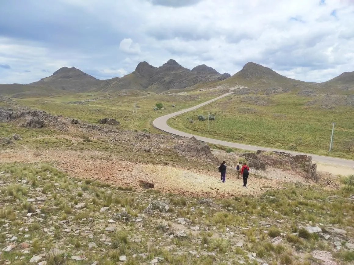 Candela Lucero e ingenieros en minas investigando el sitio de la mina La Estancia.