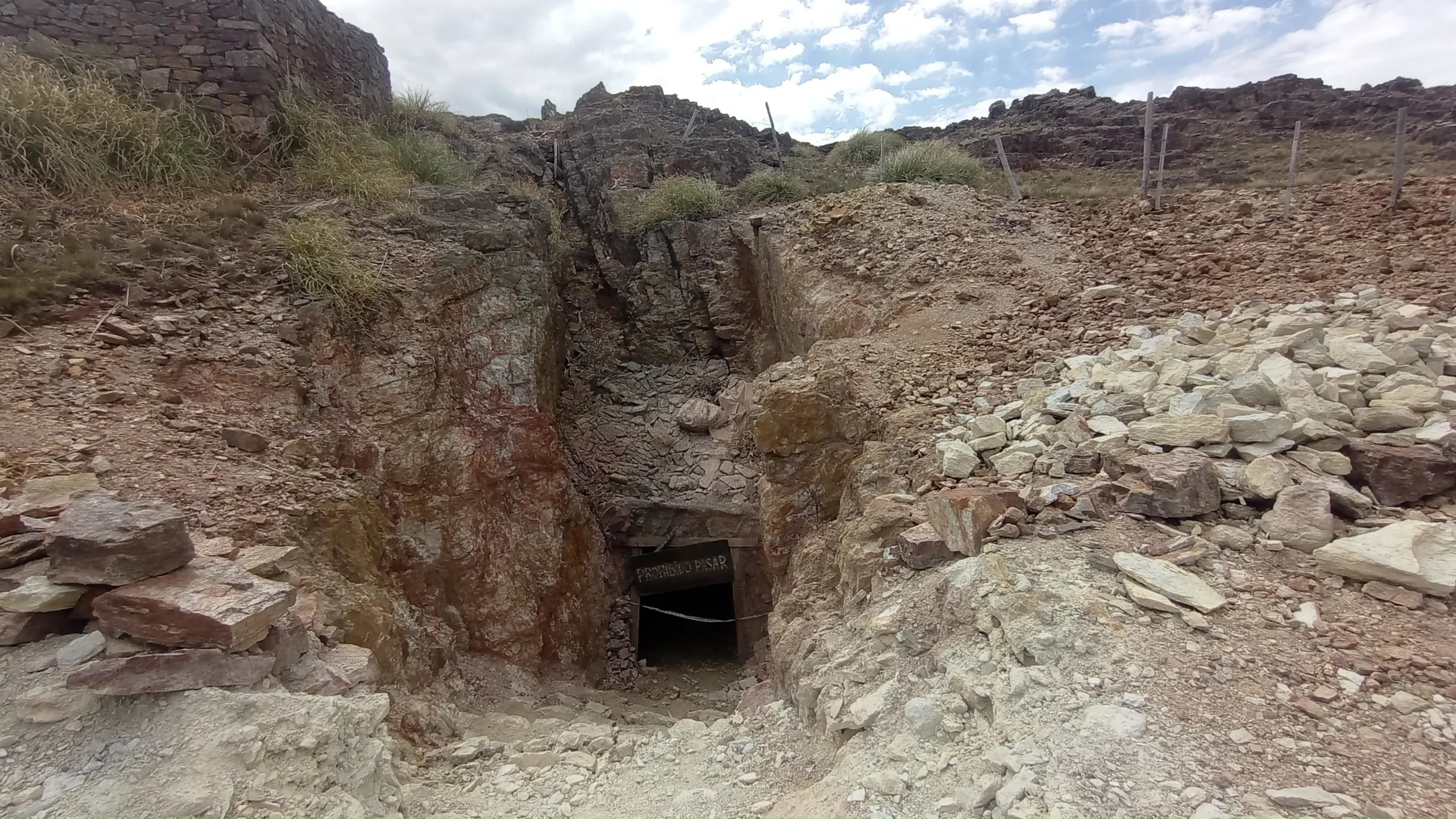 Acceso subterráneo de la mina La Estancia, San Luis. Riesgo de seguridad por abandono.