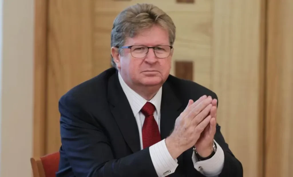 Retrato corporativo del empresario Germán Larrea, presidente del conglomerado multinacional Grupo México.