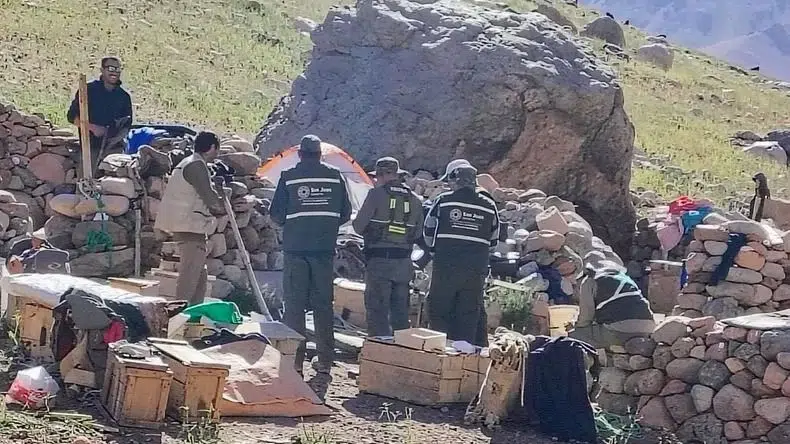 Personal con indumentaria de seguridad realizando inspecciones o controles en un área rural o montañosa.