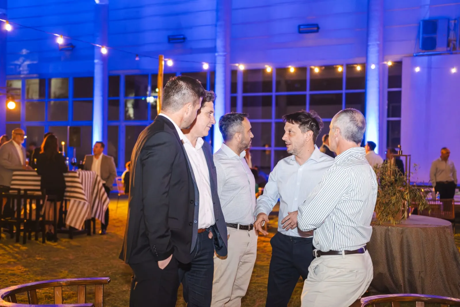 CAPRIMSA minería San Juan: Juan Pablo Perea y Gustavo Fernández, ministros, conversando con un grupo de empresarios en un evento, simbolizando el apoyo a los proveedores.