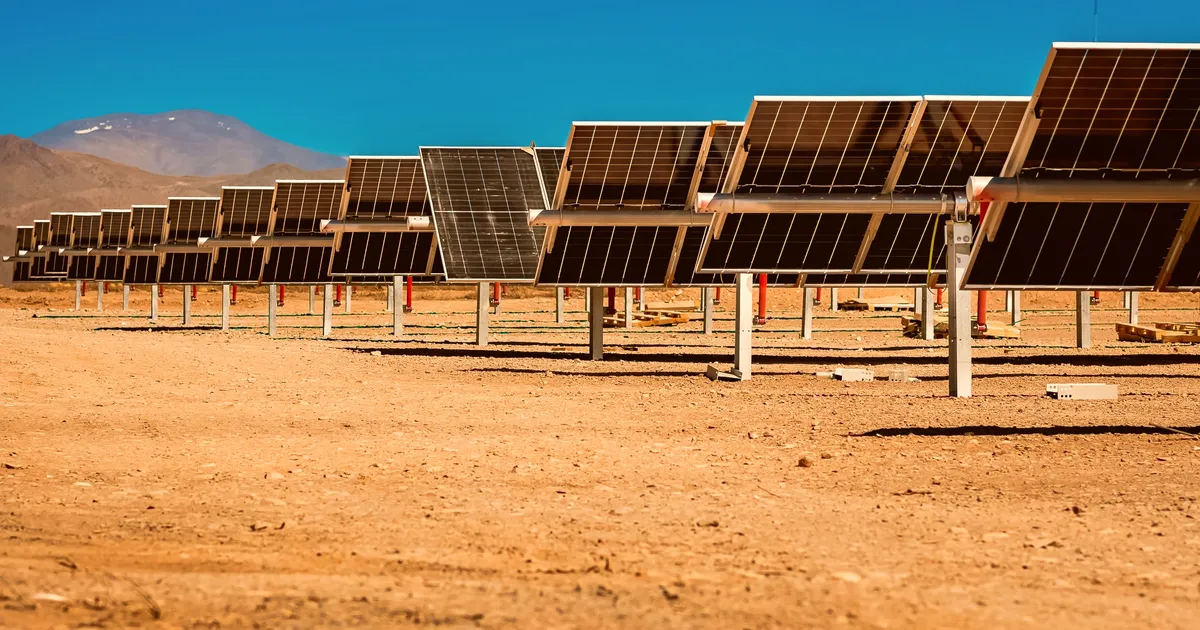  Instalación de paneles solares en un parque fotovoltaico de gran escala en San Juan.