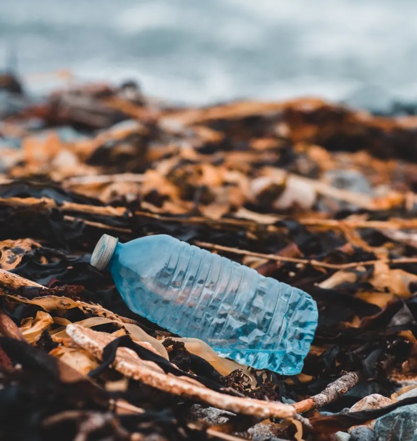 Botella plástica simbolizando residuos